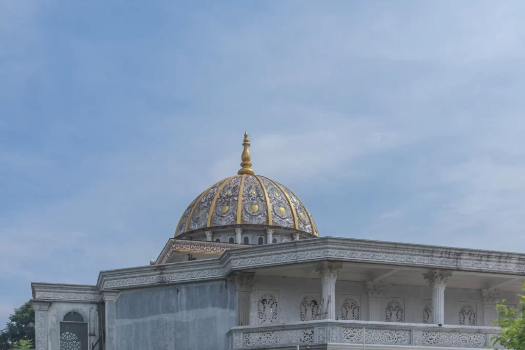 Pemandangan Pondok Pesantren Modern Nulad dengan Masjid Nulad dan santri yang aktif belajar.